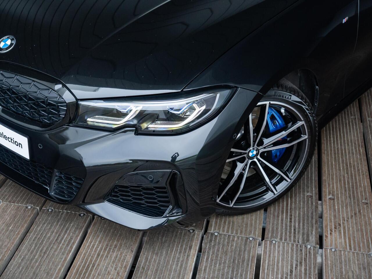 BMW 3-SERIE Sedan M340i xDrive | Innovationspakket | Comfort Access | Head-Up Display | Achteruitrijcamera | Stoelverwarming | PDC | Laserlight | 19''