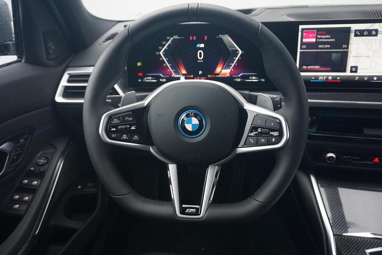BMW 3-SERIE Touring 330e M Sportpakket Pro 19'' / Panoramadak / Harman Kardon / Driving Assistant Professional / Elektrisch verstelbare stoelen / Trekhaak