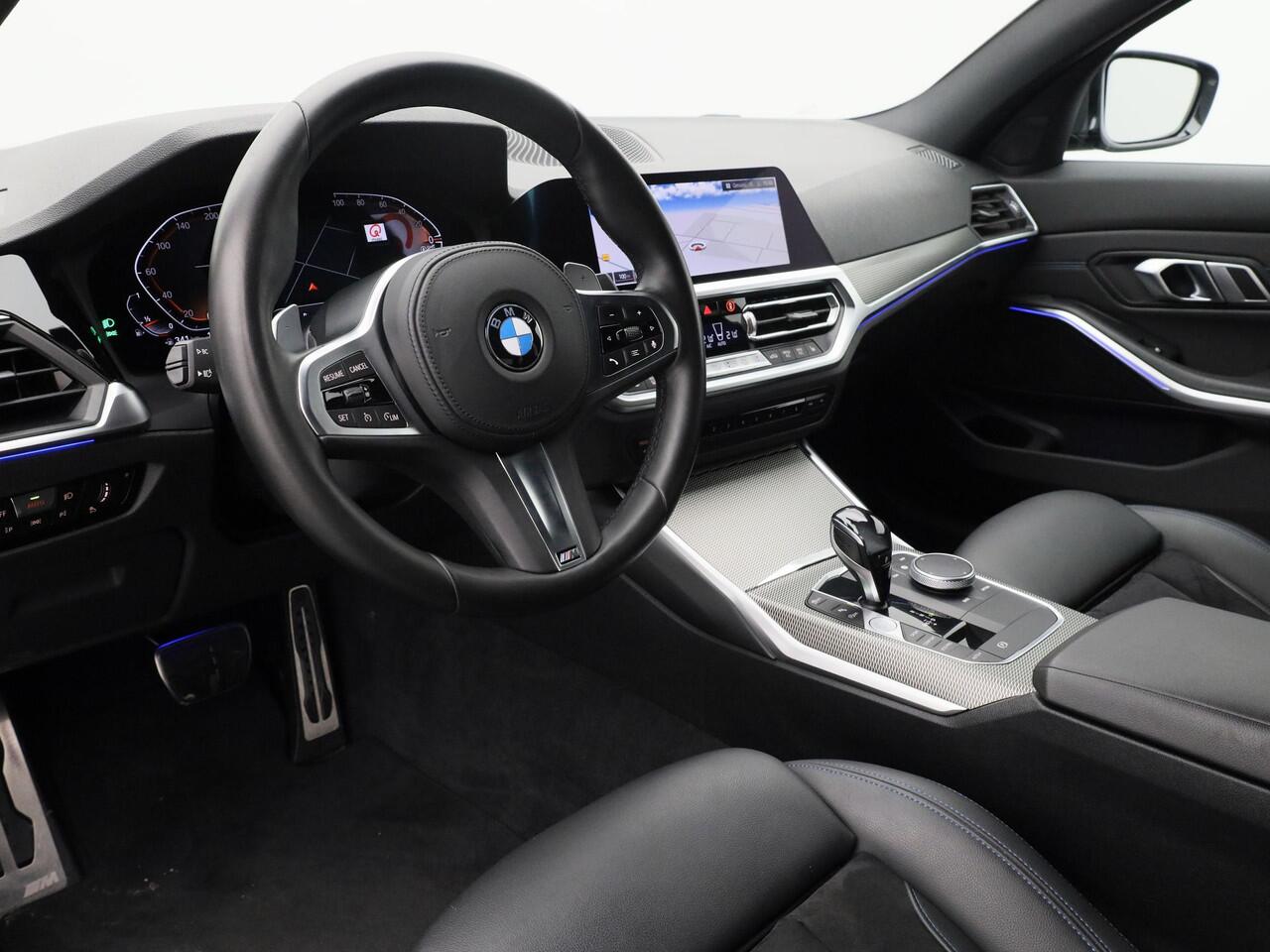 BMW 3-SERIE 318i Executive Edition M-Sport | CAMERA | CARPLAY | STOELVERWARMING