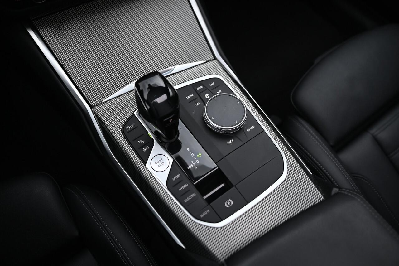 BMW 3-SERIE 320e High Executive M Sport Automaat / Schuif-kanteldak / Sportstoelen / Achteruitrijcamera / Stuurverwarming / LED / Head-Up / Harman Kardon / Stoelverwarming