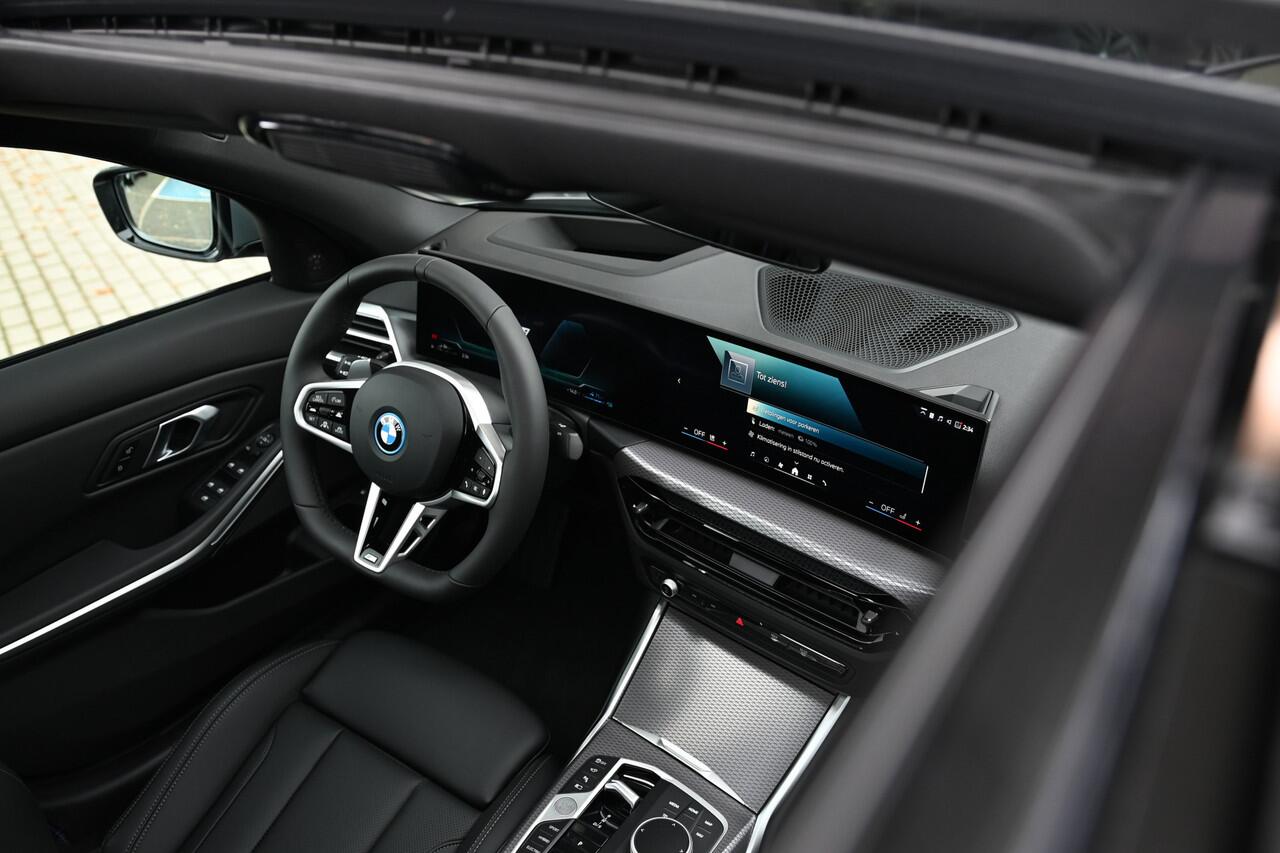 BMW 3-SERIE 330e High Executive M Sport Automaat / Schuif-kanteldak / Sportstoelen / Adaptieve LED / Parking Assistant Plus / Stuurverwarming / Comfort Access