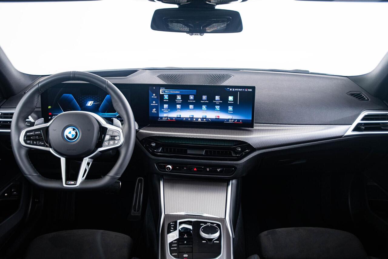 BMW 3-SERIE Touring 330e Long Range - M Sport Pro - Trekhaak - Panoramadak - Parking/Driving Assistant - Elektrisch verstelbare/verwarmde stoelen - Hifi - Comfort Access