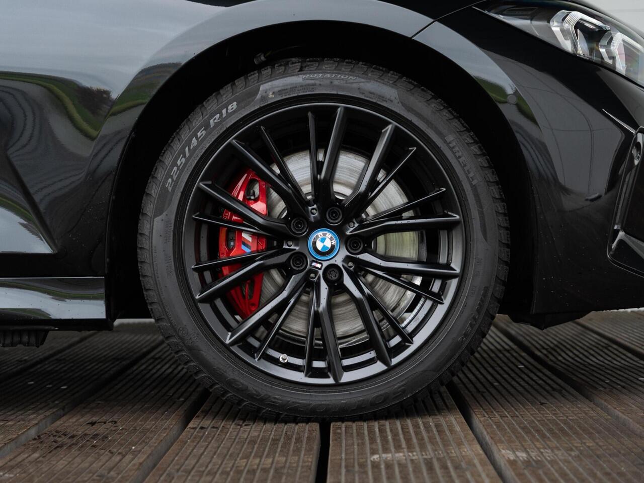 BMW 3-SERIE Sedan 330e | M Sportpakket Pro | Verwarmd Stuurwiel | Comfort Access | Achteruitrijcamera | Schuif-/kanteldak | Stoelverwarming | Harman Kardon | Trekhaak