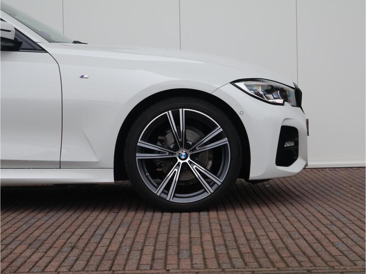 BMW 3-SERIE Touring 318i Business Edition Plus / M-Sportpakket / Panoramadak / Achteruitrijcamera / 19'' / Hifi