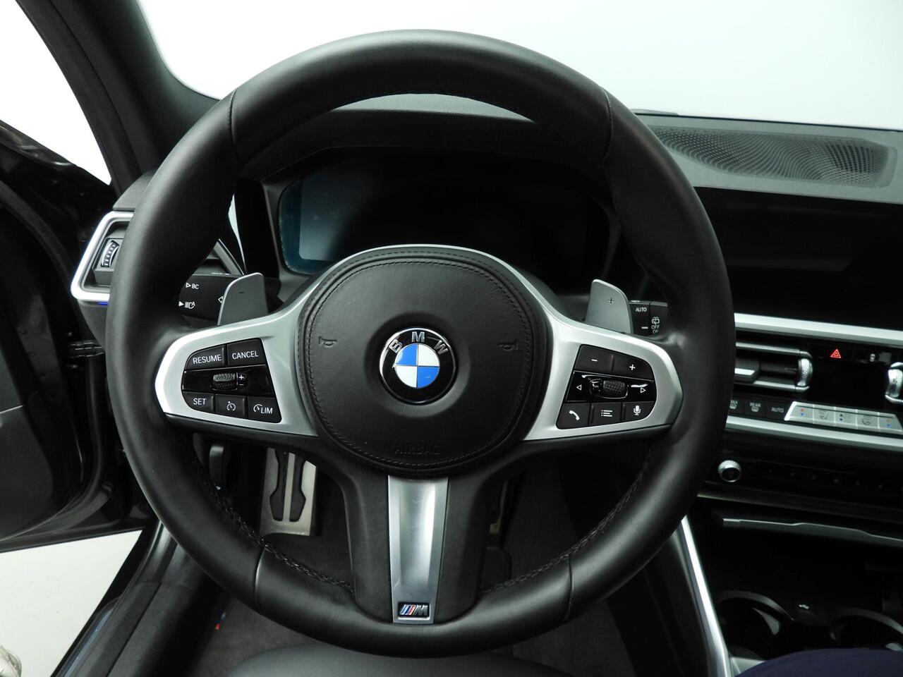 BMW 3-SERIE Touring 318i | M-Sportpakket | LED | Navigatie | Schuifdak | Sportstoelen | DAB | Hifi speakers | Alu 18 inch