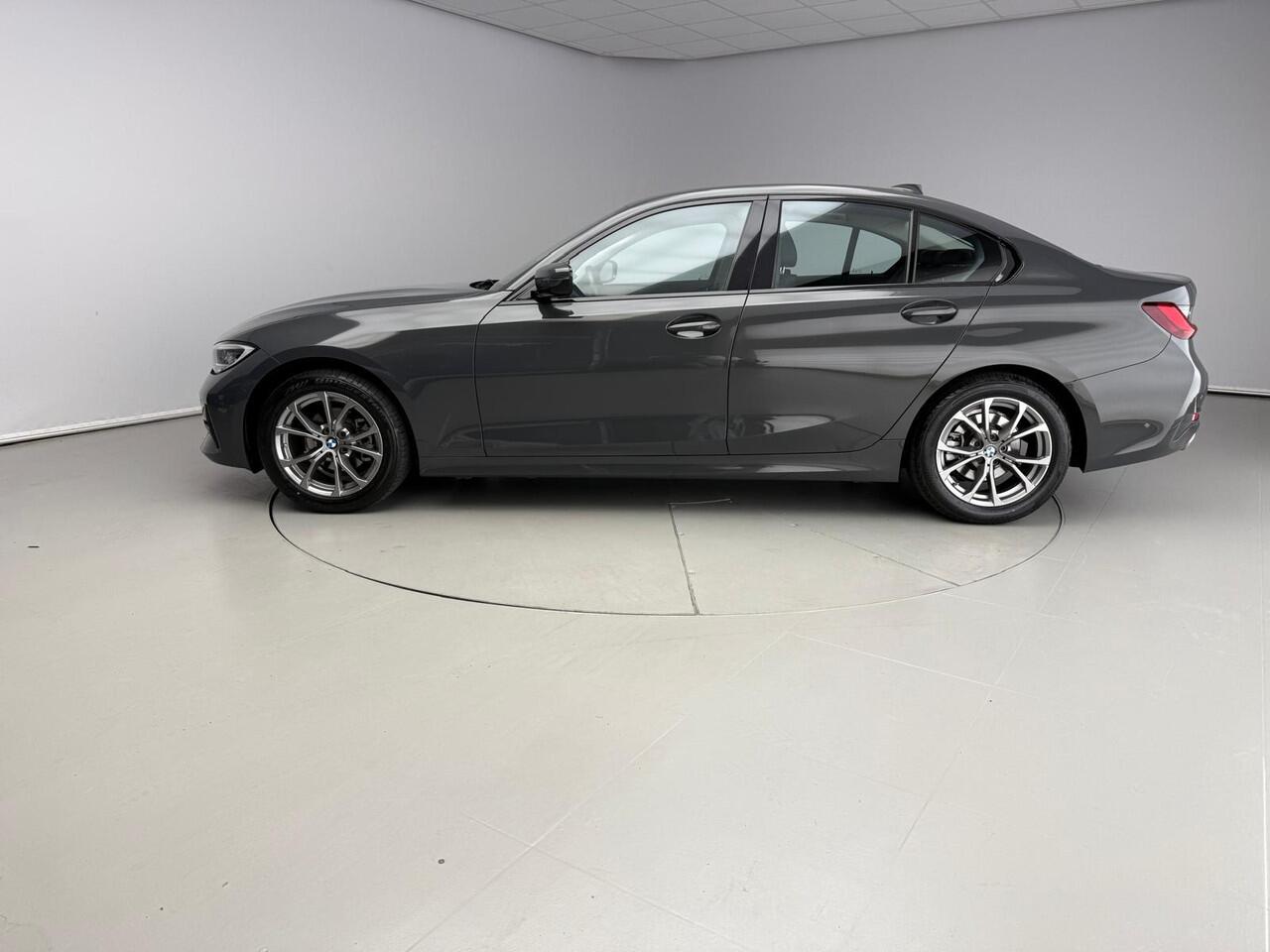 BMW 3-SERIE Sedan 318i | Laserlicht | Leder | Navigatie | Sportstoelen | Stoelverwarming | DAB | Hifi speakers | Alu 17 inch