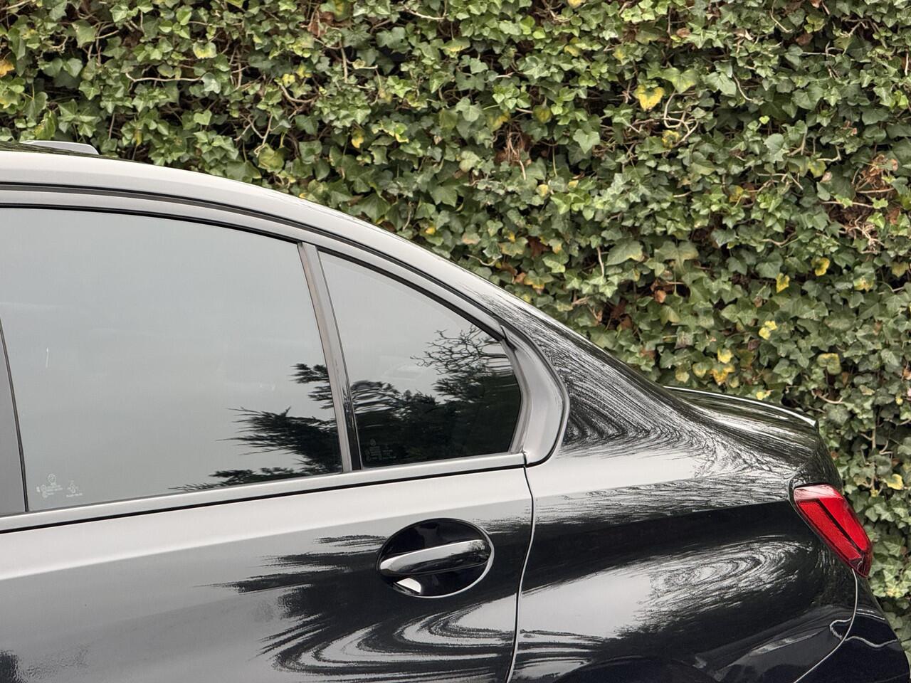 BMW 3-SERIE Sedan 320i | M-Sport | 20'' M-Performance | Sportstoel. | PDC v+a | Getint Glas