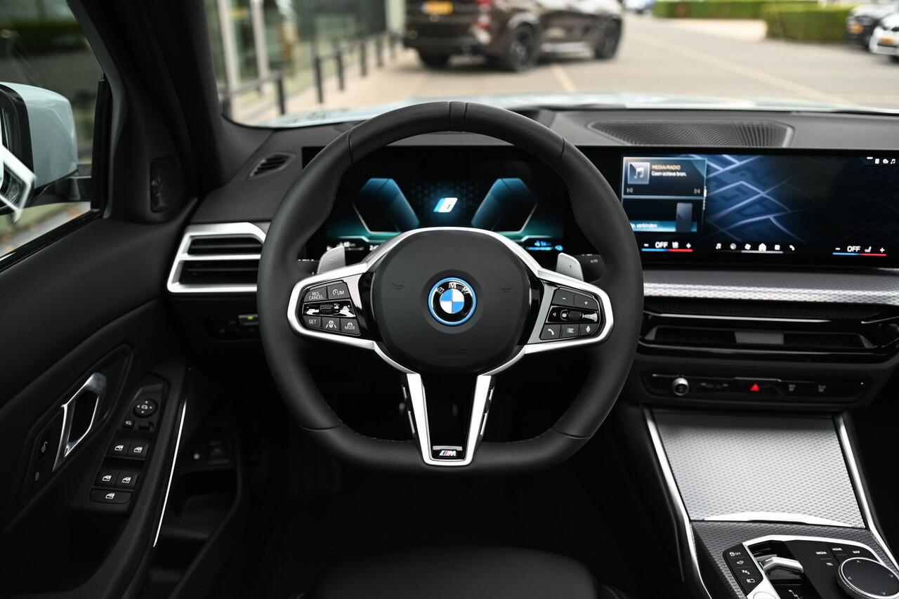 BMW 3-SERIE 330e High Executive M Sport Automaat / Schuif-kanteldak / Sportstoelen / Adaptieve LED / Comfort Access / Parking Assistant Plus / Stuurverwarming