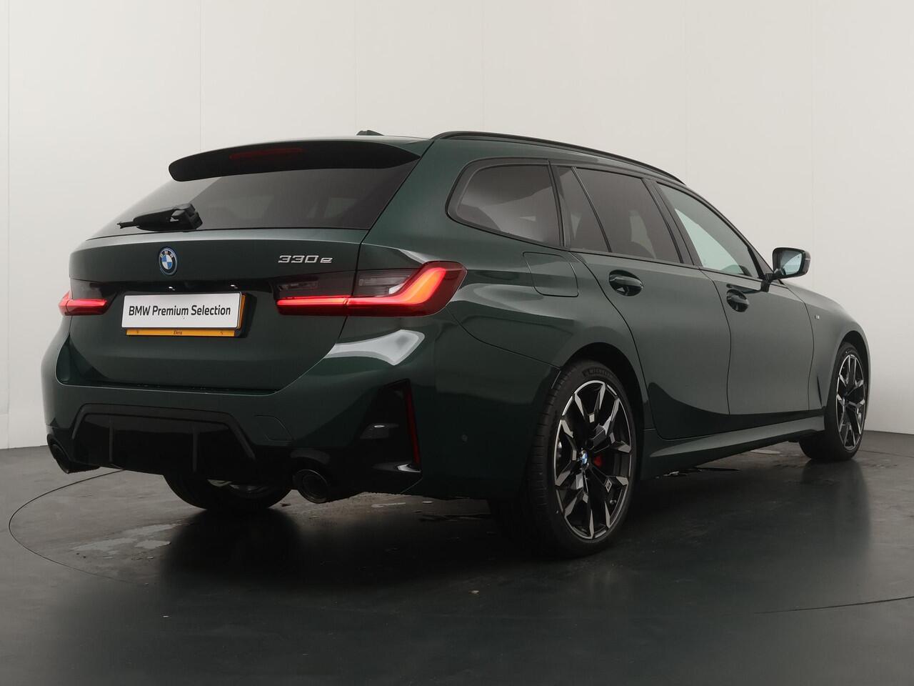 BMW 3-SERIE Touring 330e Individual Lak | M Sportpakket Pro | Innovation Pack | Comfort Pack | Trekhaak | Panoramadak