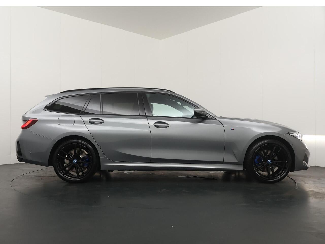 BMW 3-SERIE Touring 330e M-Sportpakket | Adaptive Cruise | Comfort Access | Head-Up | Panoramadak | Harman Kardon | Elektrisch bedienbare stoelen