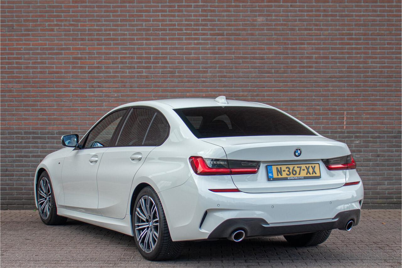 BMW 3-SERIE 318i M Sport, Stoelverwarming, Carplay, Alcantara, Sfeerverlichting, DAB+, PDC, Navigatie, Sportstoelen.