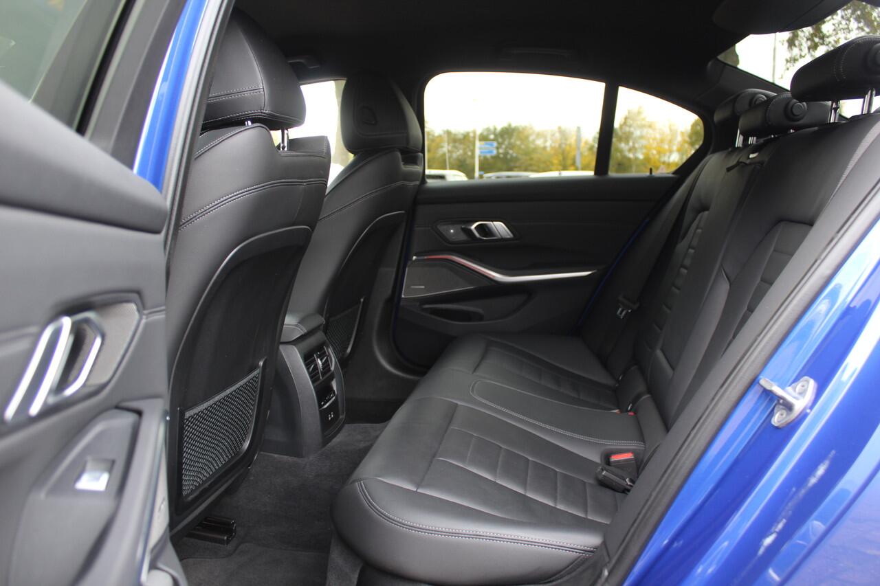 BMW 3-SERIE 320e Business Ed. M Sport / Camera / Leder / Harman Kardon / 19'' / CarPlay / DAB / Cruise Control