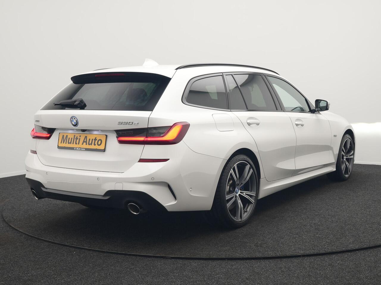 BMW 3-SERIE Touring 330e xDrive M Sport Plug In Hybrid 293pk Dealer O.H. PHEV | Panodak | Head Up | Adaptive Cruise | Laser LED | 360 Camera | 19"L.M | Alcantara Sportstoelen Memory & Verwarmd | Sfeerverlichting | Apple Carplay | Keyless | Blis | Navigatie | Virtu