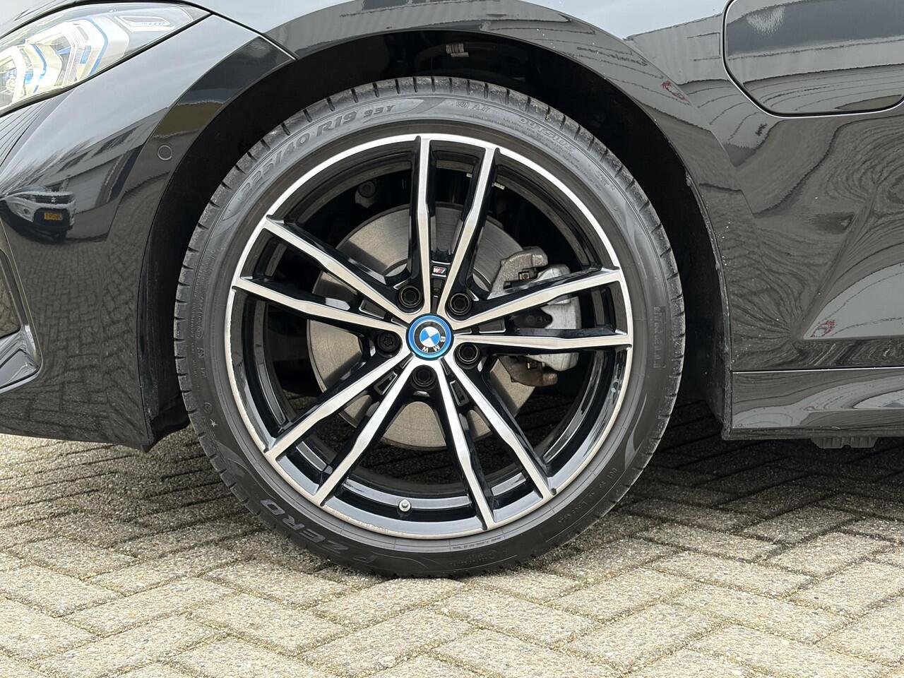 BMW 3-SERIE Touring 320e | M pakket | Pano | H&K | Head Up | LED |