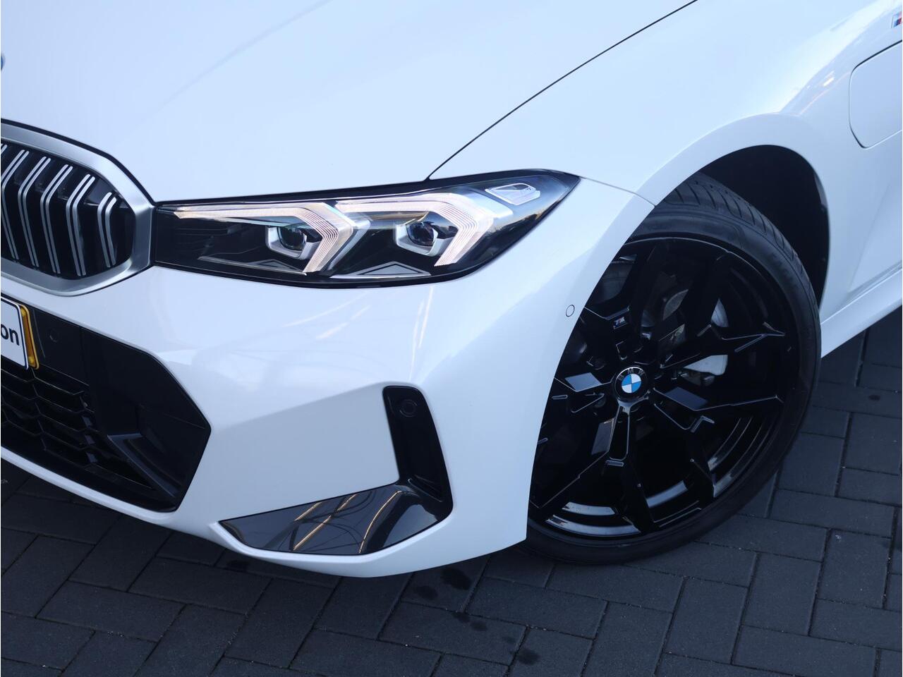 BMW 3-SERIE 330e M Sportpakket/ Panoramadak/ Trekhaak/ Stoelverwarming/ achteruitrijcamera/ 19" LMV