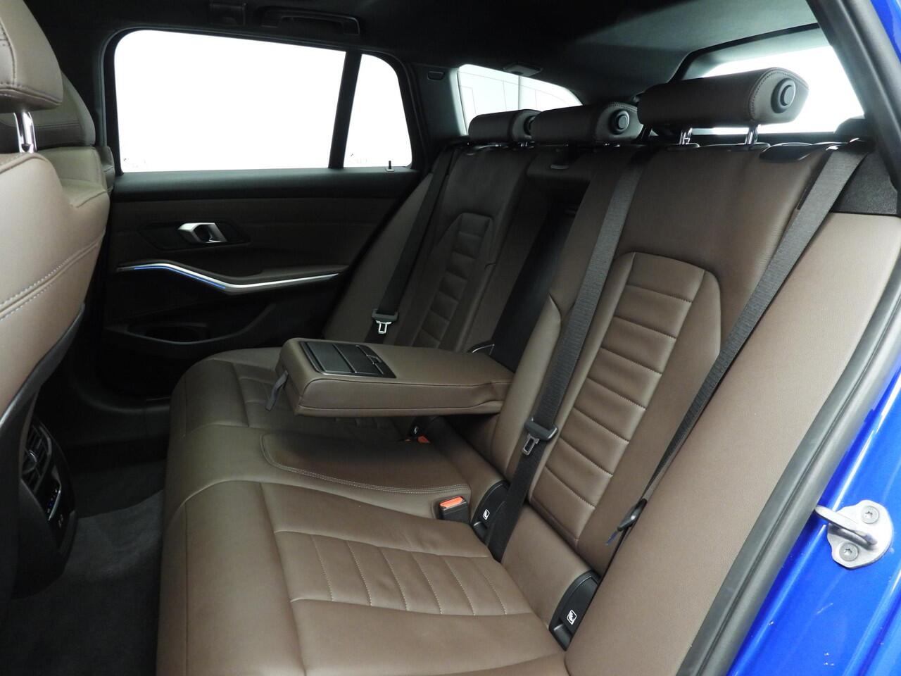 BMW 3-SERIE Touring 318i | M-Sportpakket | LED | Leder | Navigatie | Schuifdak | Trekhaak | Stoelverwarming | DAB | Alu 19 inch