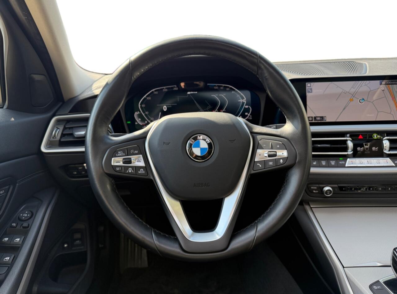 BMW 3-SERIE 330e High Executive I Panoramadak I Leder I Head-up