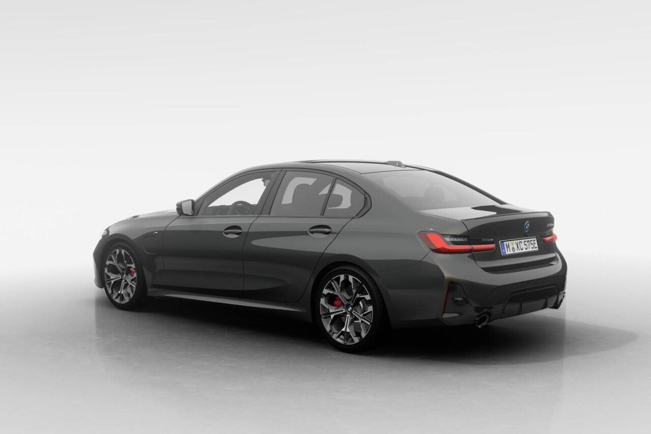 BMW 3-SERIE Sedan 330e | M Sport Pro | Comfort Pack | Active Cruise Control | Elektrisch bediend glazen schuif-/kanteldak | Lederen bekleding