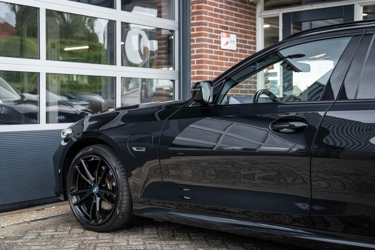 BMW 3-SERIE 330e xDrive M Sport | Shadow | Hifi | Leder | Stuurverwarming | 19' inch |