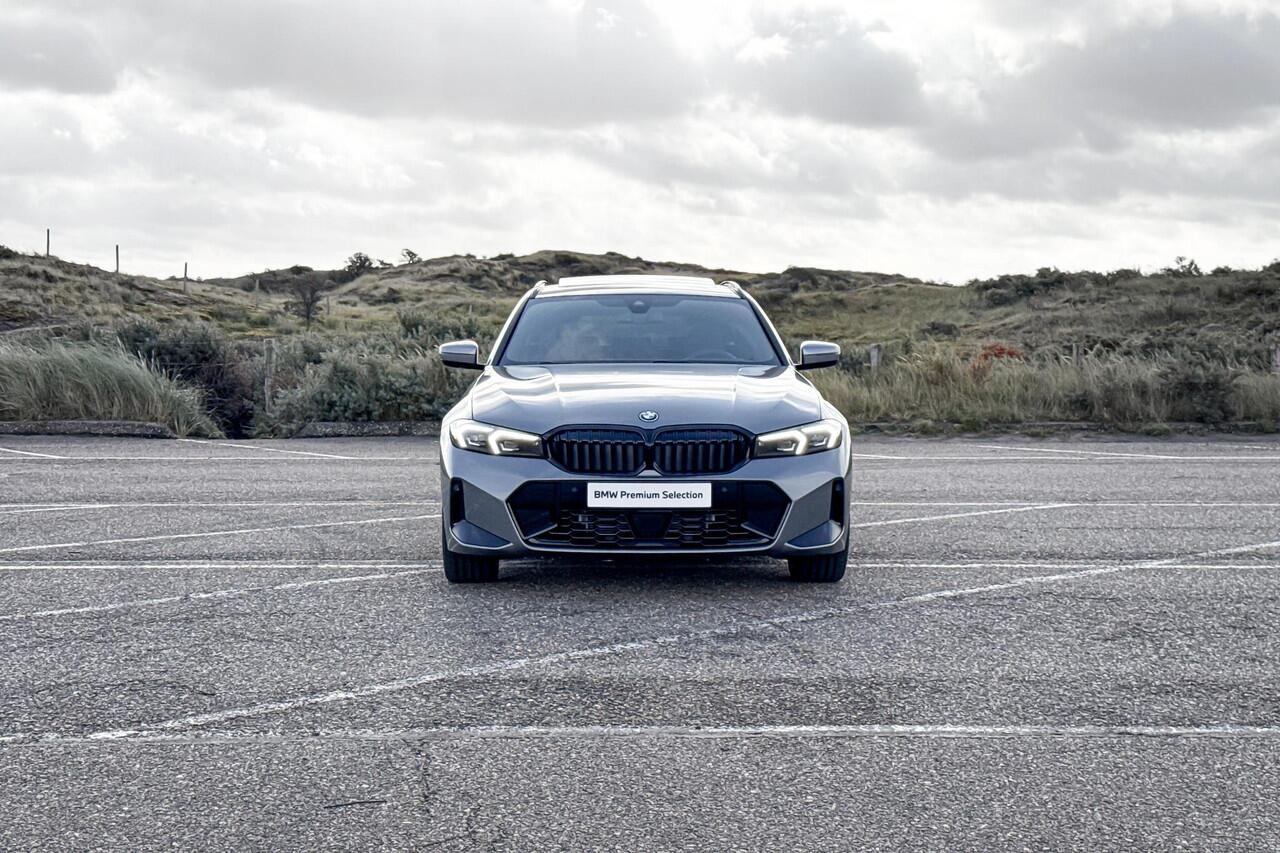 BMW 3-SERIE Touring 330e | M Sport | Glazen Panoramadak | Comfort Access | Stoelverwarming |