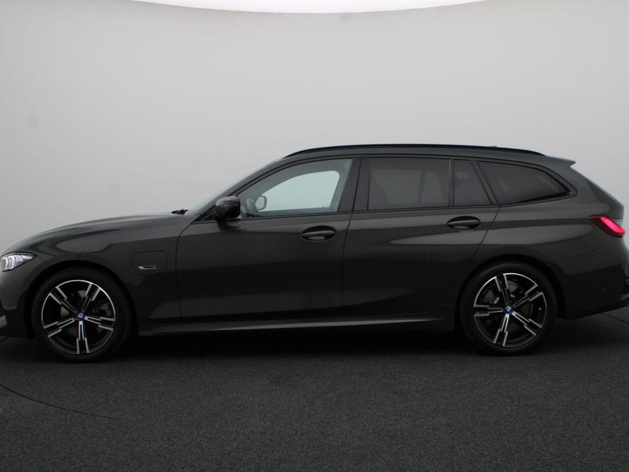 BMW 3-SERIE 330e Touring M Sportpakket | Achteruitrijcamera | Driving Assistant | HIFI | 18"