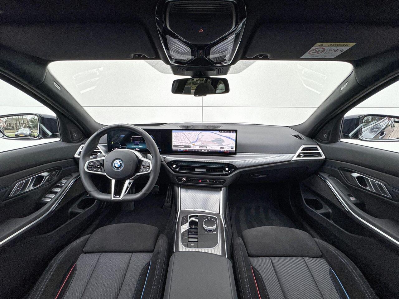 BMW 3-SERIE Touring 330e xDrive M-Sport PRO | Panoramadak | Trekhaak | Driving Assistant Professional