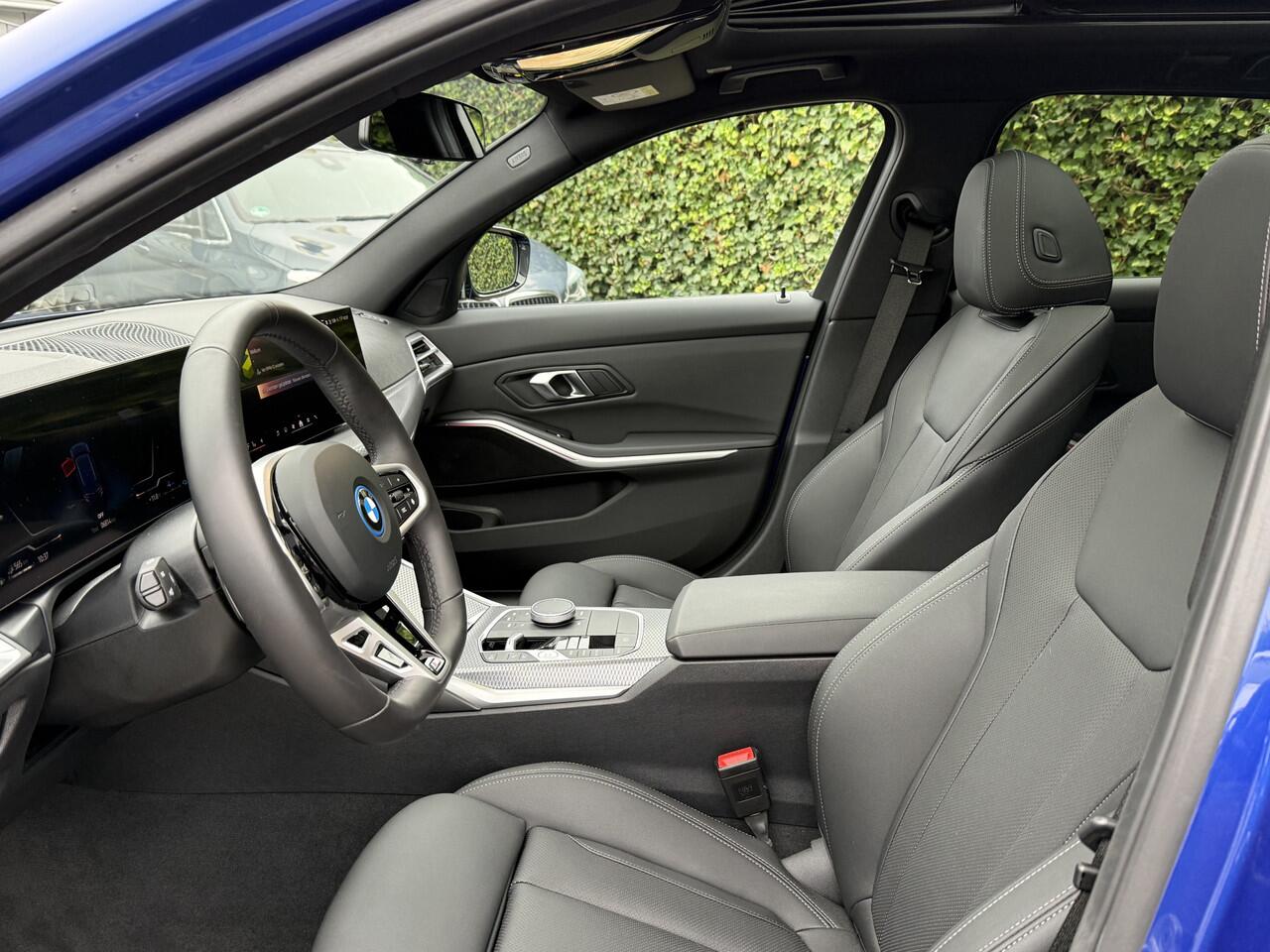 BMW 3-SERIE Touring 330e | NW Model | M-Sport | 18'' | Panorama | Camera | Elek. Trekhaak | HiFi