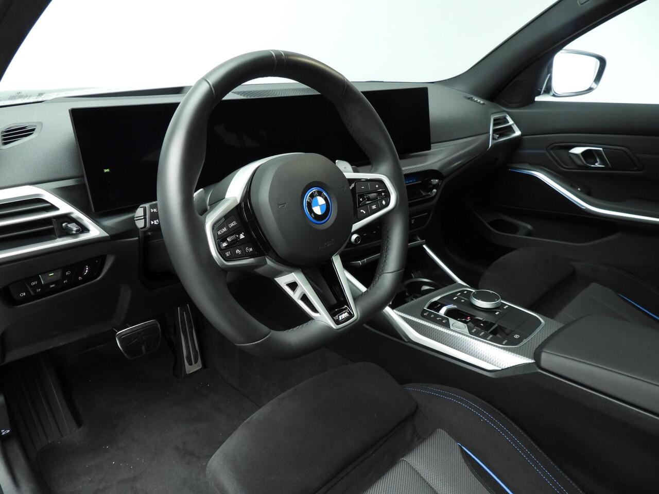 BMW 3-SERIE Touring 330e | M-Sportpakket | LED | HUD | Schuifdak | Active Cruise | Trekhaak | DAB | Hifi speakers | Alu 18 inch