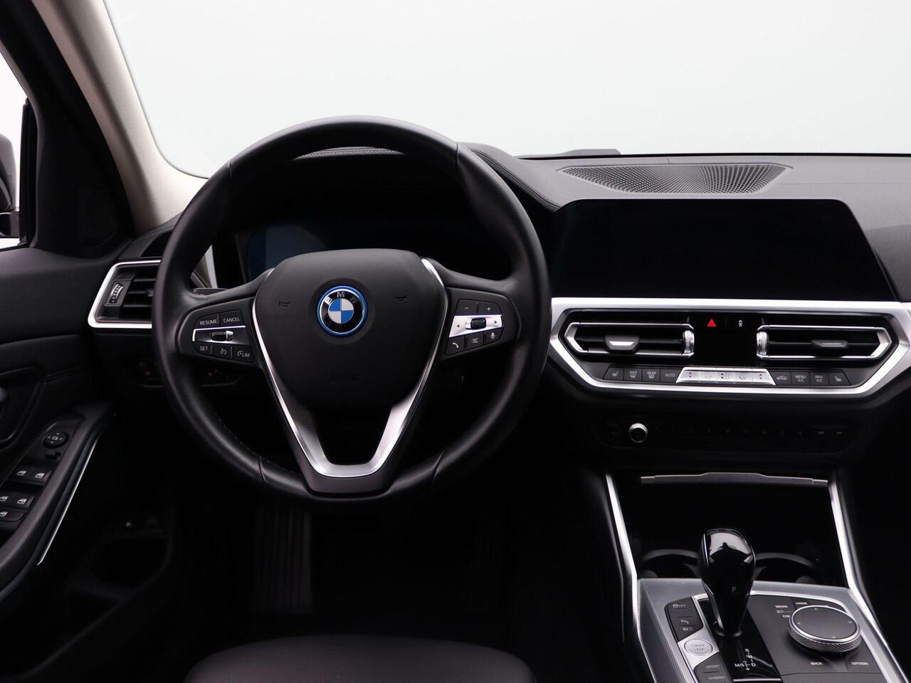 BMW 3-SERIE Touring 320e Luxury Line | High Executive | Sportstoelen voor | Live Cockpit Professional | HIFI | 17"