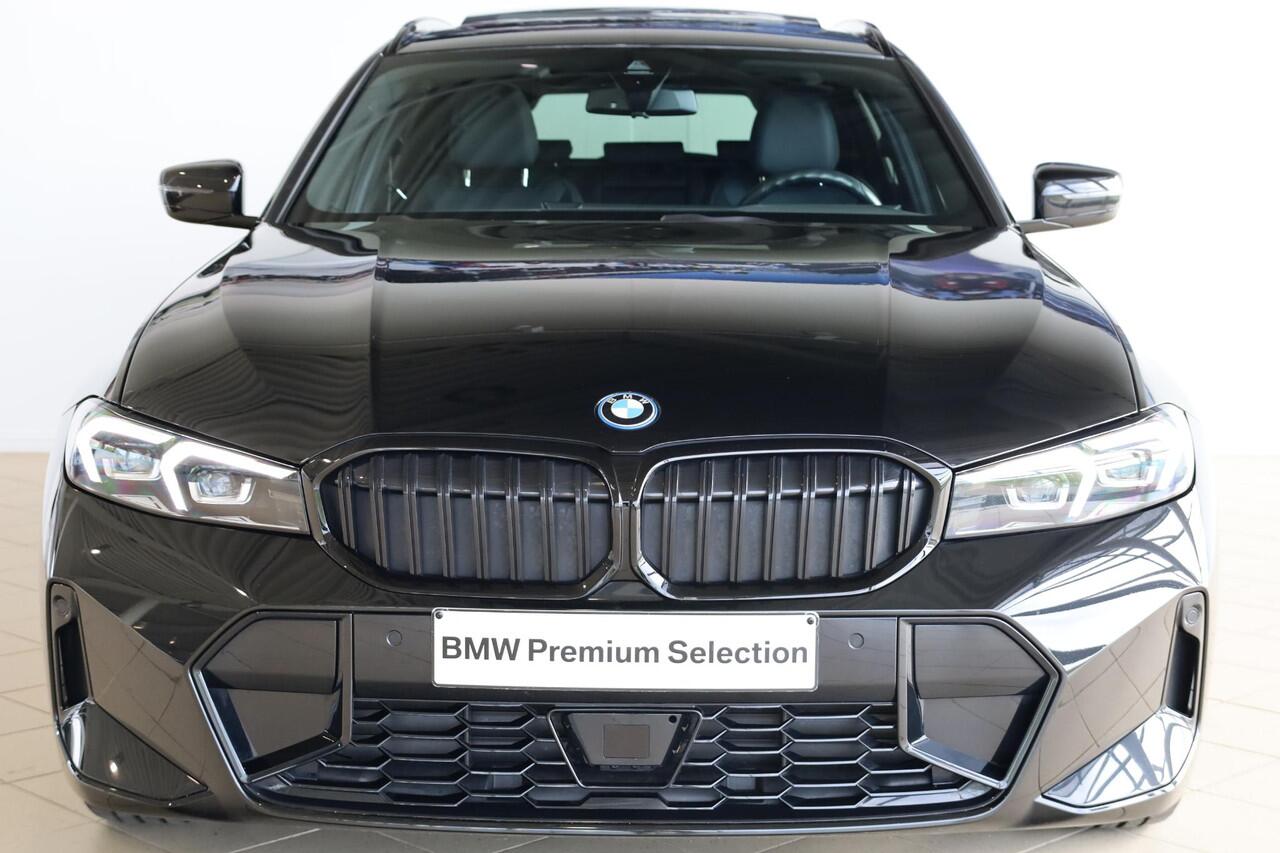 BMW 3-SERIE Touring 320e | Elektrisch Glazen Panorama-dak | M Sportpakket | cruise control adaptief met Stop&Go | Travel Pack