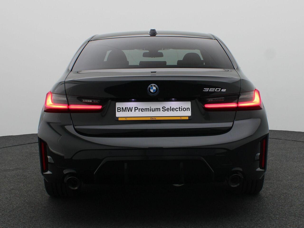 BMW 3-SERIE Sedan 320e M Sportpakket | Travel Pack | Innovation Pack | Entertainment Pack | Stuurwielrand verwarmd | Trekhaak | Schuifdak | 18'' | Ekris Selection