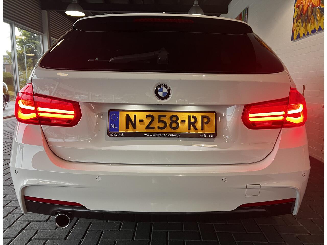 BMW 3-SERIE Touring 318i M Sport / Stoelverwarming / LED / PDC