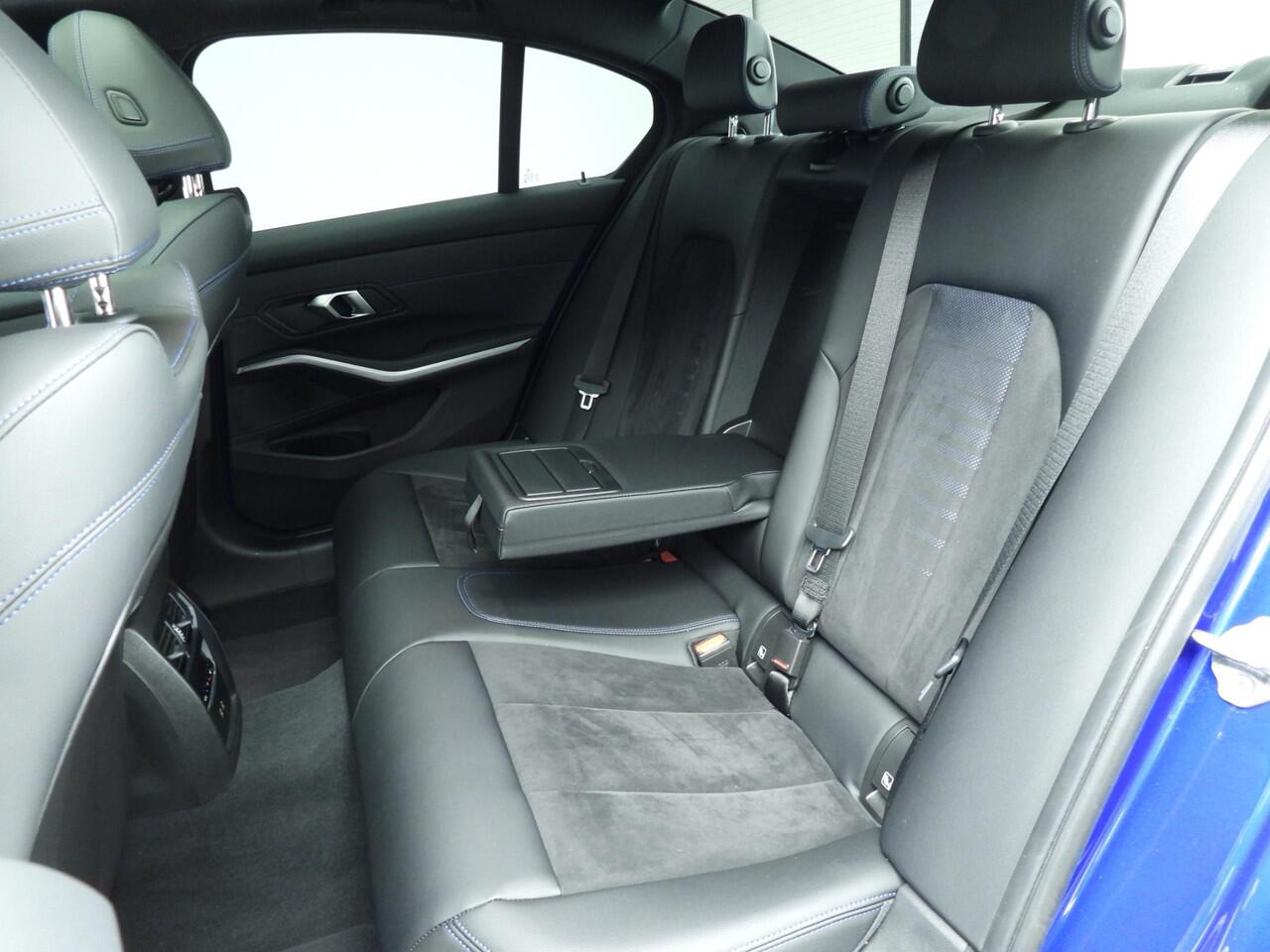 BMW 3-SERIE Sedan 330d xDrive | M-Sportpakket | LED | HUD | Schuifdak | Elektr. zetels | Sportstoelen | DAB | Hifi speakers | Alu 18 inch