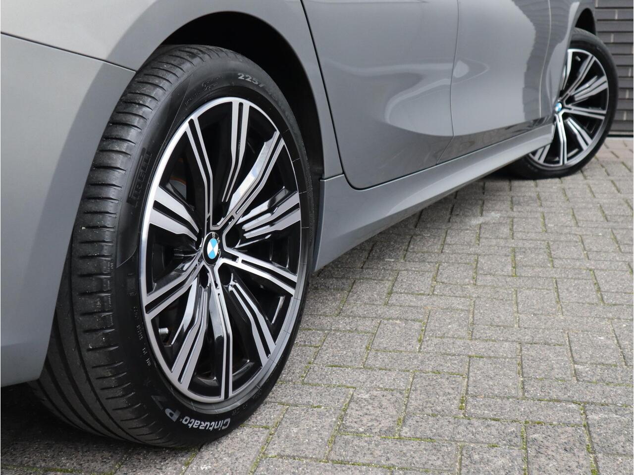 BMW 3-SERIE Touring 318i Executive Luxury Line Automaat / Live Cockpit Professional / Trekhaak / Elektrisch Verstelbare Sportstoelen / LED / 18 Inch / Leder / Hifi / Chrome Line / DAB / Parkeersensoren voor+achter