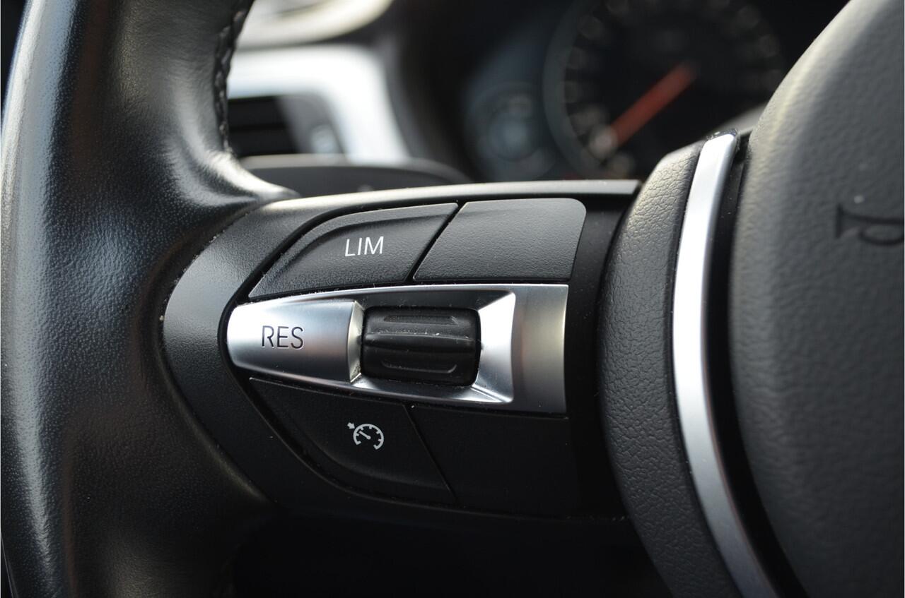 BMW 3-SERIE Touring 318i M Pakket Vol Leer St.verw. Elek. Achterklep Zwarte Raamlijsten Led Koplamp.