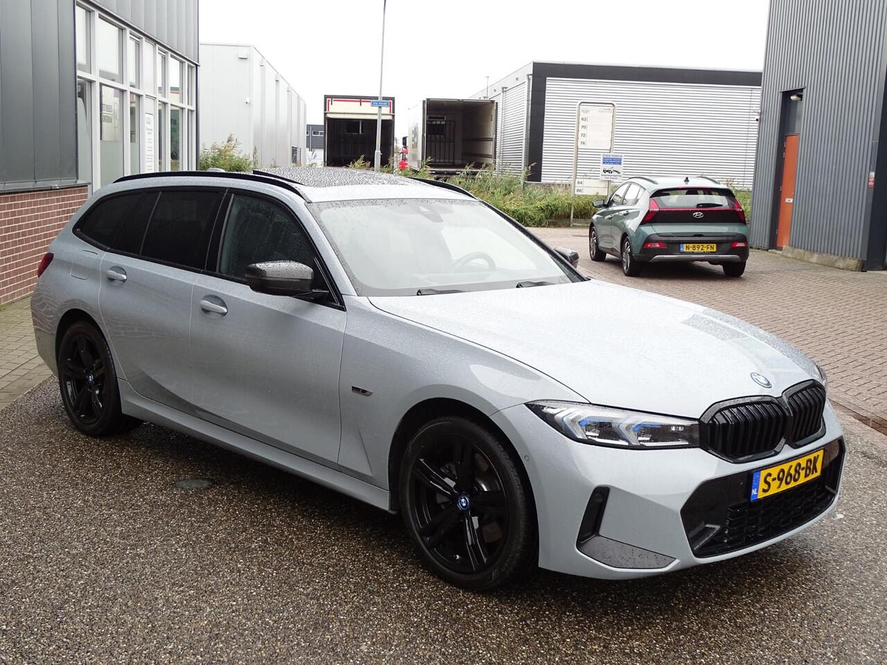 BMW 3-SERIE Touring 320e M-SPORT | PANORAMADAK| LEDER SPORT INTERIEUR| HEAD-UP DISPLAY| BORDENHERKENNING| DODE HOEK DETECTIE| HERMANKARDON | AIROC/ECC | CRUISECONTROLL | CAMERA | PARKEERSENSOREN |