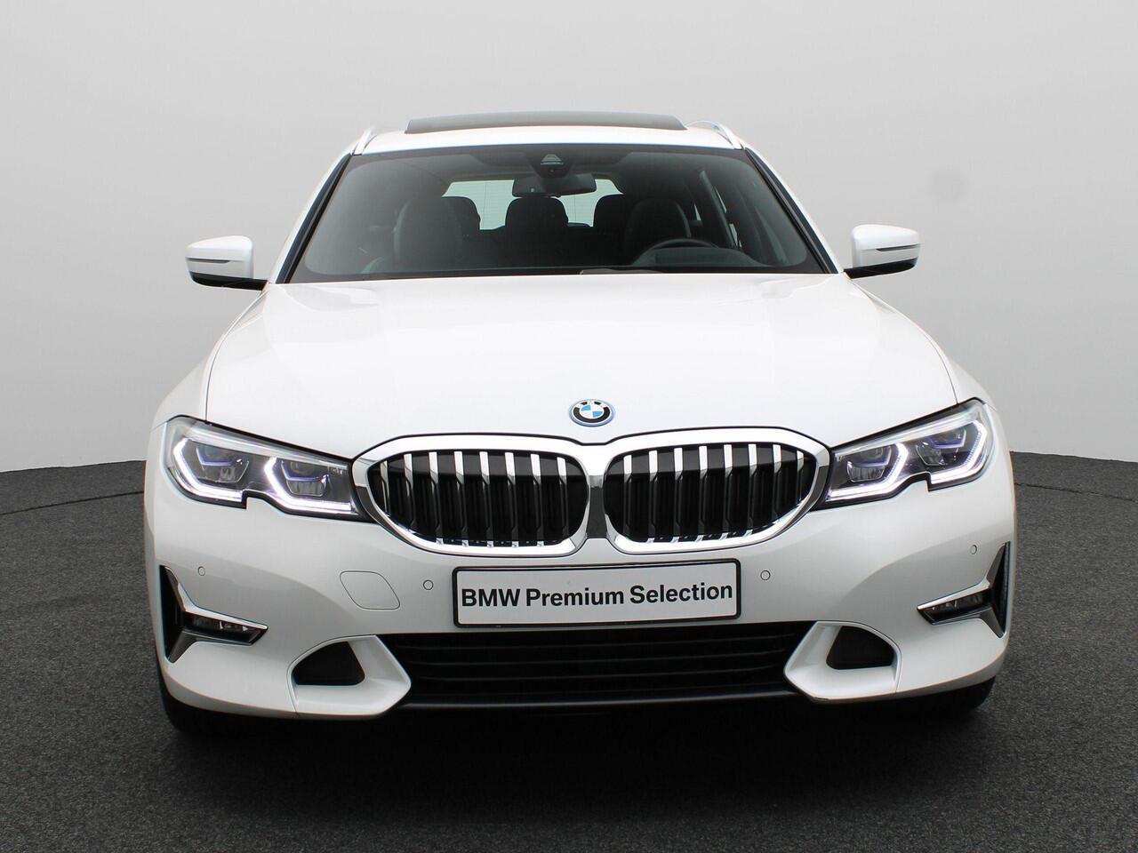 BMW 3-SERIE 320e Touring High Executive | Luxury Line | Parking Pack | Achteruitrijcamera | Panoramadak | Sportstoelen | Head-Up Display | 17"
