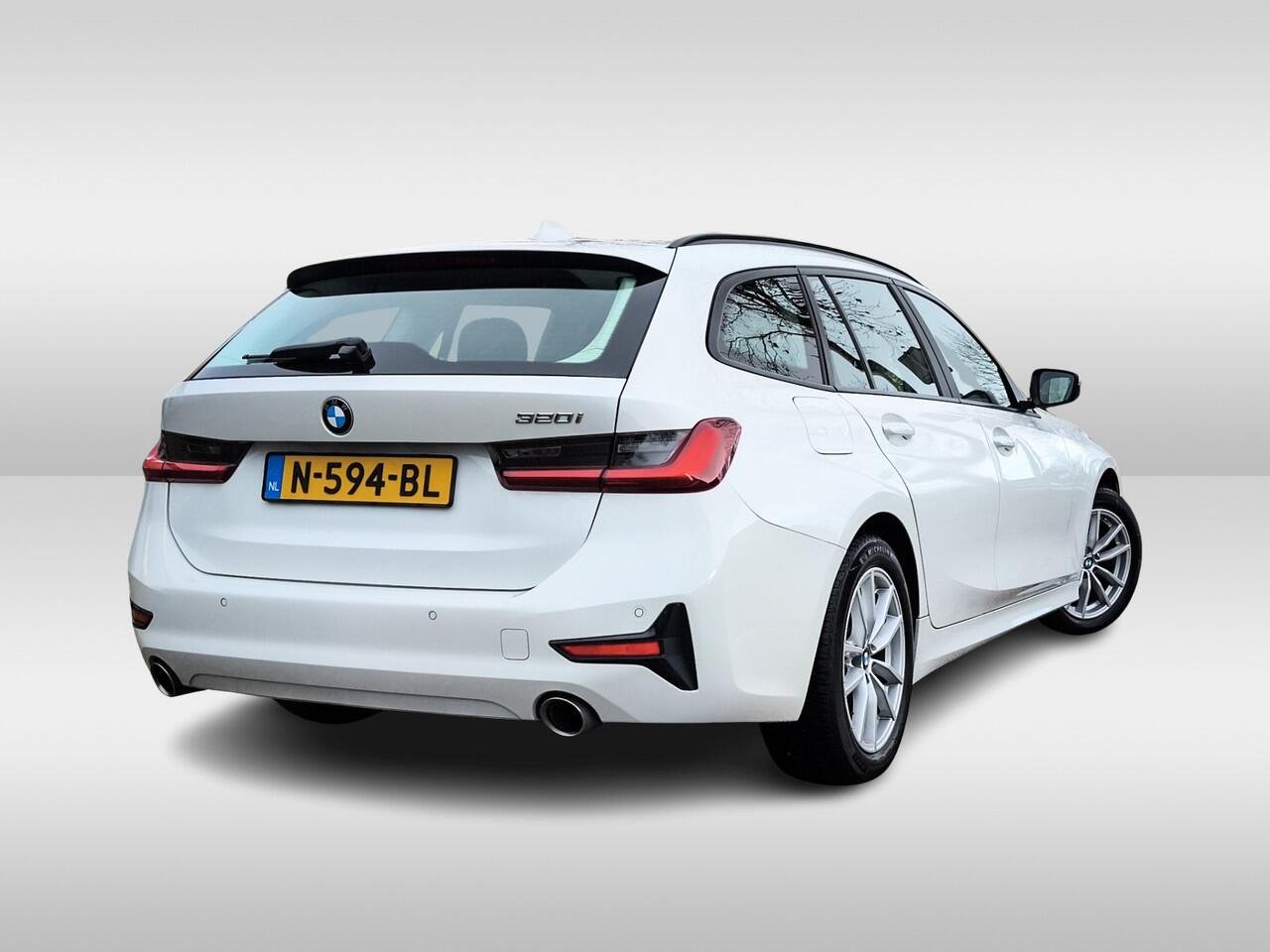 BMW 3-SERIE Touring 320i Business Edition 1e-Eig. & Dealer-Onderh. BOVAG-Garantie. NL-Auto.