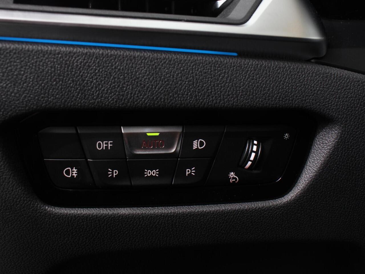 BMW 3-SERIE Touring 330e Touring Sportline PHEV AUT DEMO! Climate control | Adaptieve cruise control | Parkeersensoren | Navigatie | Sfeerverlichting | Stuur + stoelverwarming | Apple Carplay/ Android Auto