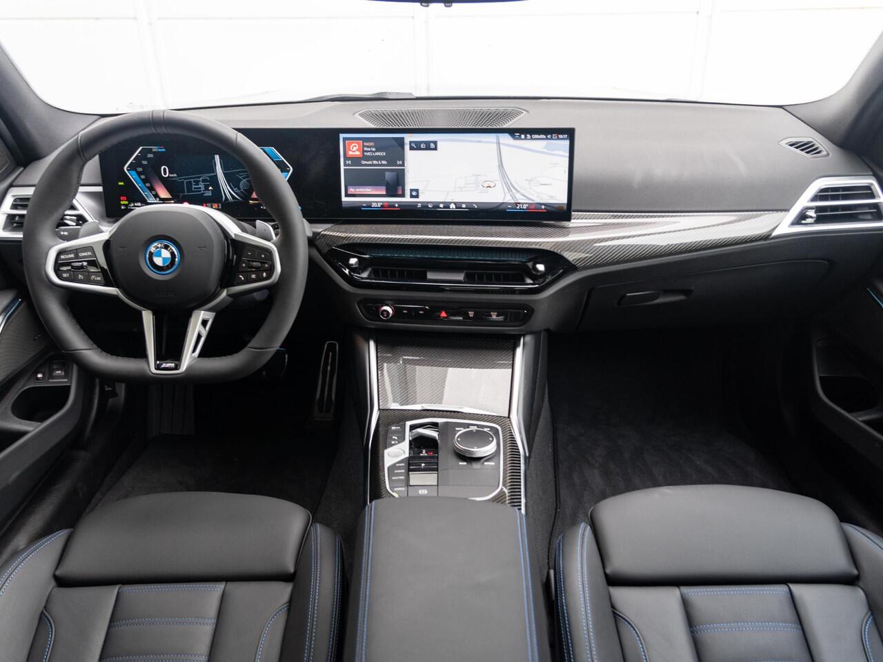 BMW 3-SERIE Sedan 330e | M Sportpakket Pro | Verwarmd Stuurwiel | Comfort Access | Achteruitrijcamera | Schuif-/kanteldak | Stoelverwarming | Harman Kardon | Trekhaak