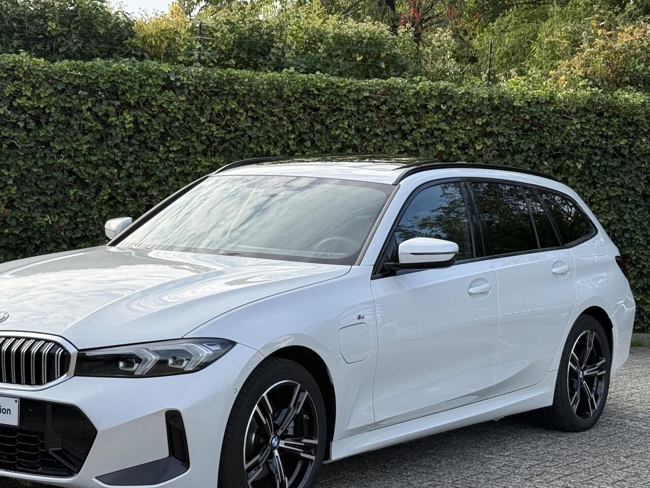 BMW 3-SERIE Touring 330e | NW Model | M-Sport | 18'' | Panorama | Elek. Trekhaak | Camera | HiFi