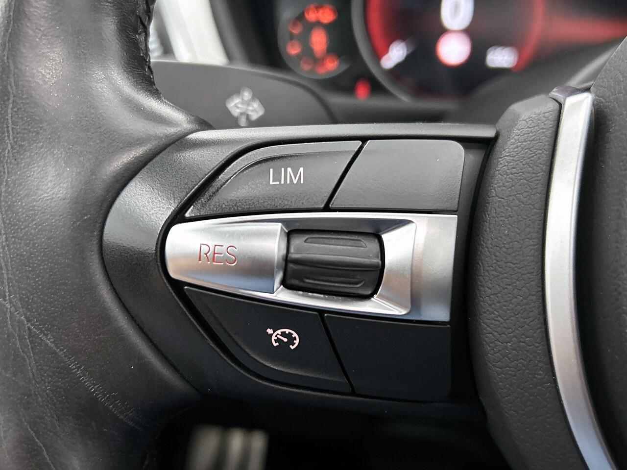 BMW 3-SERIE Touring 318i M Sport Automaat Corporate / Panoramadak / Leder-sport / Camera / Navigatie / M-Sport plus - Parking - Media Pack / Apk nieuw