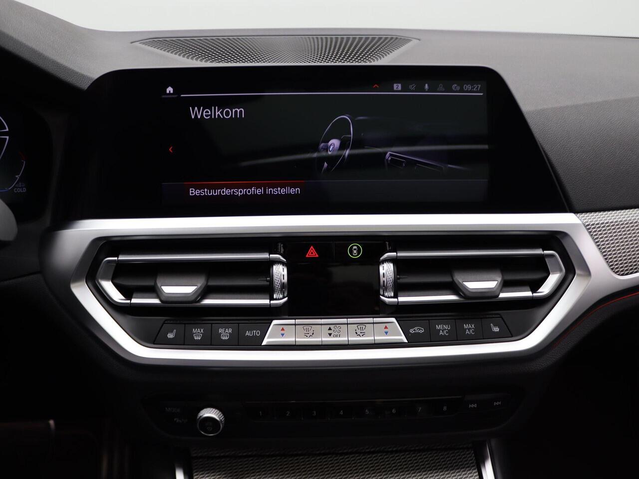 BMW 3-SERIE Touring M340i xDrive High Executive | Comfort Access | Trekhaak | Panoramadak | Elektrisch Verstelbare Voorstoelen | Driving Assistant | Laserlight | Active Cruise Control | 19''