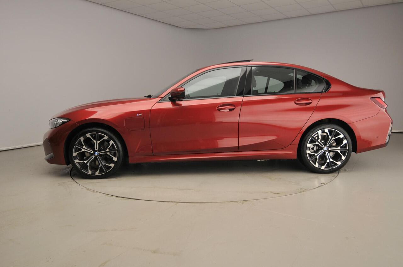 BMW 3-SERIE Sedan 330e | M-Sportpakket | LED | Leder | Navigatie | Trekhaak | Schuifdak | Stoelverwarming | DAB | Alu 19 inch