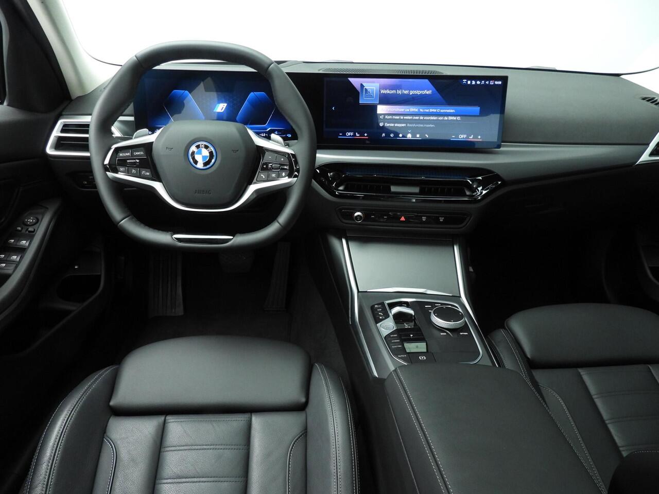 BMW 3-SERIE Sedan 330e | LED | Leder | HUD | Schuifdak | Sportstoelen | Stoelverwarming | DAB | Alu 18 inch