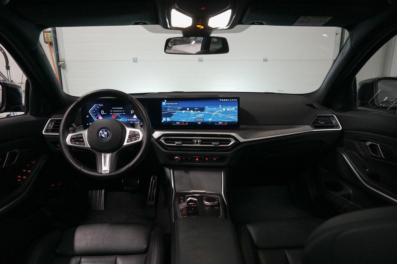 BMW 3-SERIE Touring 330e xDrive M-Sport | Panoramadak | M Stoelen | Comfort Access
