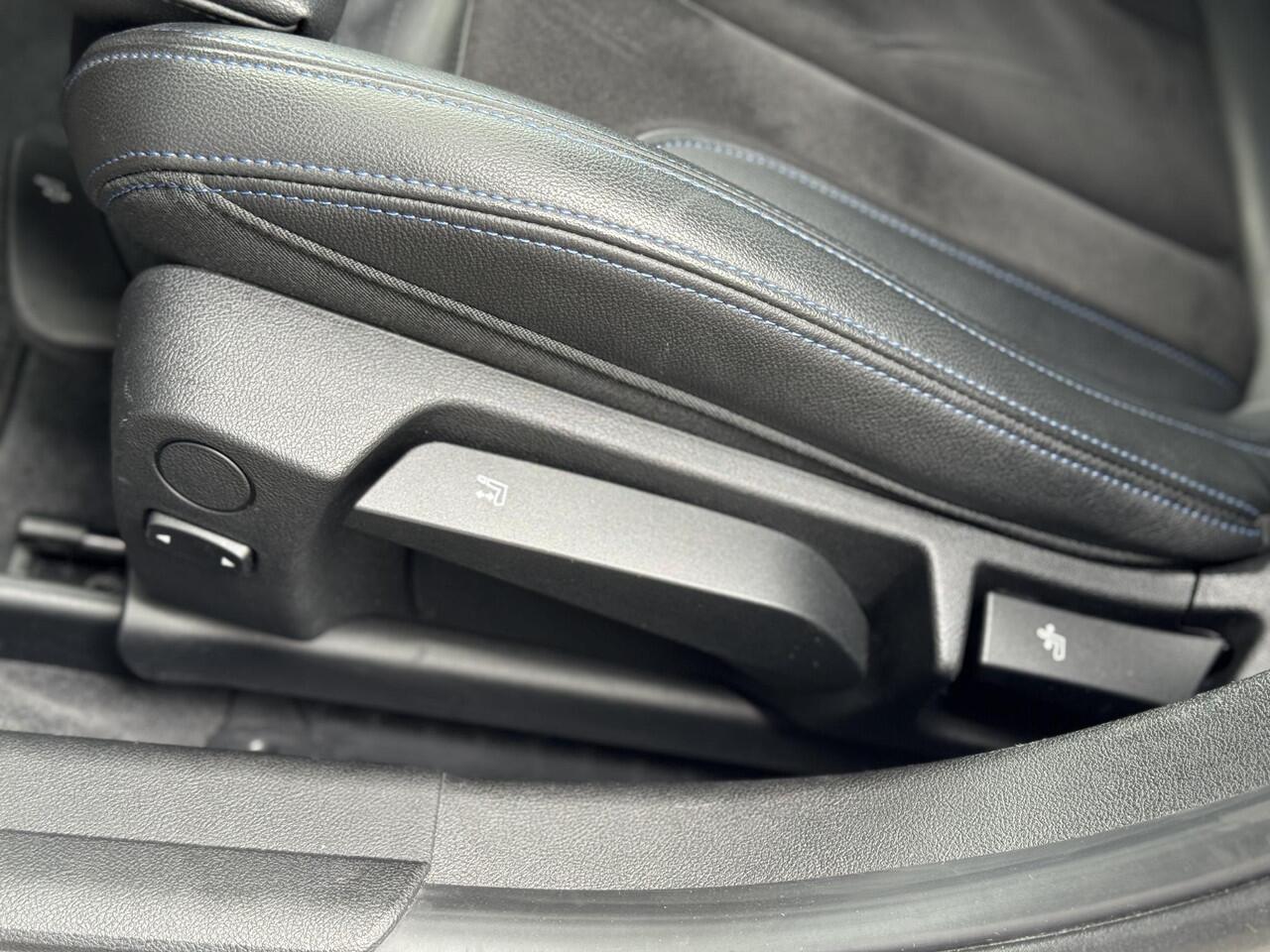 BMW 3-SERIE Sedan 320i High Executive M Sport Pakket Automaat / Live Cockpit Professional / Hifi / LED / 19 Inch / DAB / Shadow Line / Neerklapbare Achterbank / M Achterspoiler / Stoelverwarming