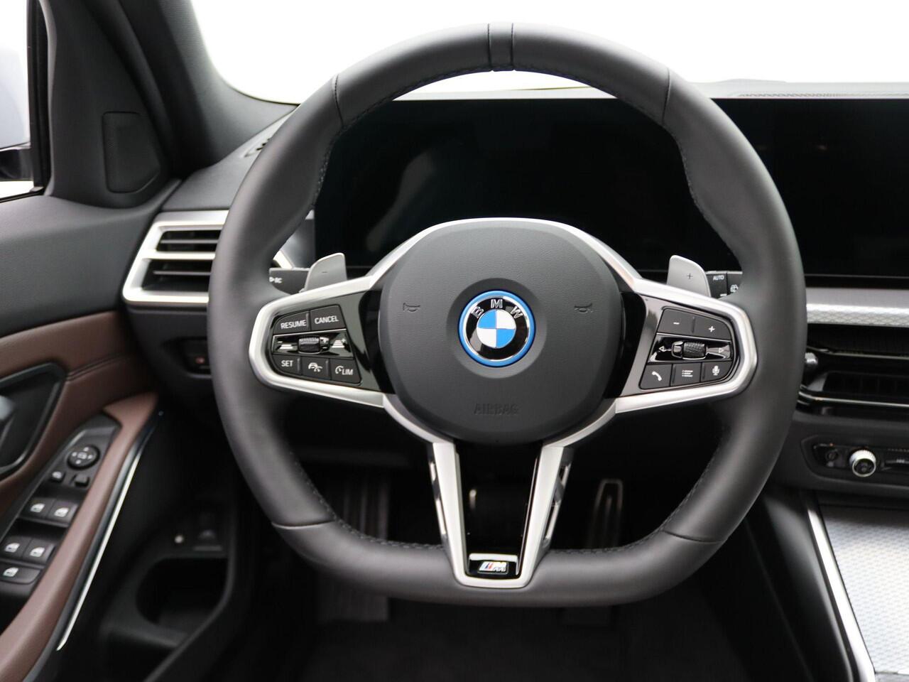 BMW 3-SERIE Touring 330e M Sportpakket | Comfort Pack | M Adaptief onderstel | Trekhaak | Panoramadak | Active Cruise Control | DAB | HiFi | 18''