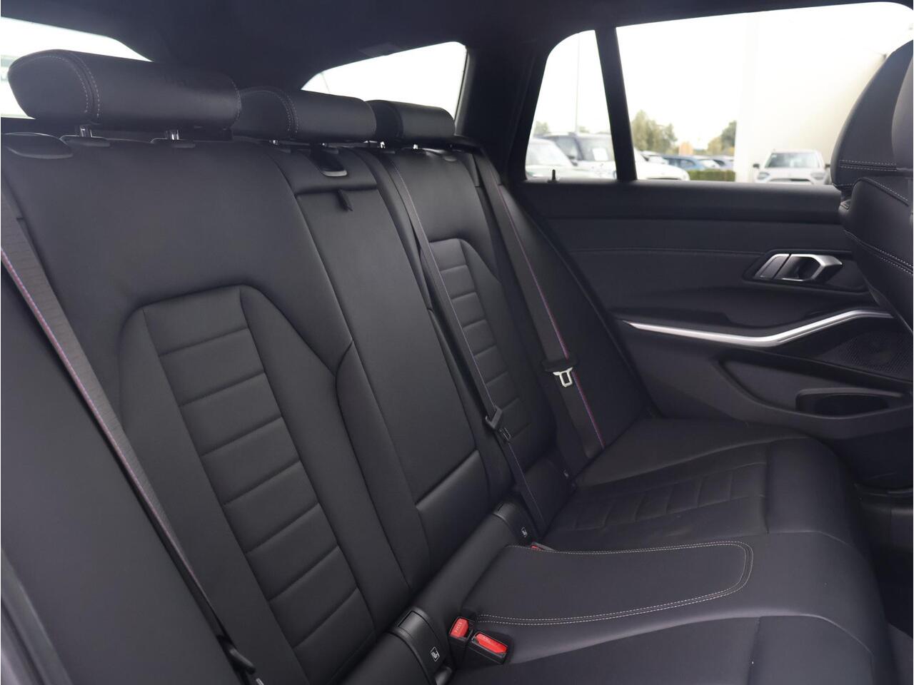 BMW 3-SERIE Touring 320e Business Edition Plus / M-Sportpakket / Trekhaak / Head Up Display / Active Cruise Control / HIFI /