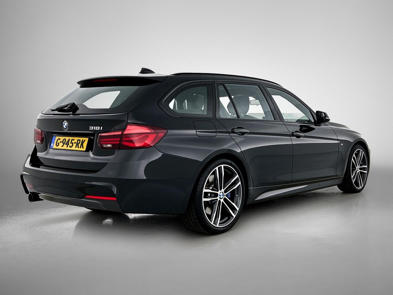 BMW 3-SERIE Touring 318i M Sport Automaat Corporate / Panoramadak / Leder-sport / Camera / Navigatie / M-Sport plus - Parking - Media Pack / Apk nieuw